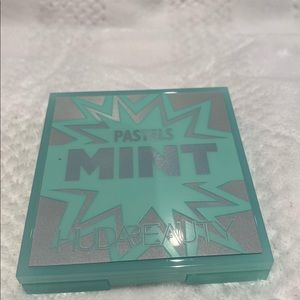 Huda Beauty Eyeshadow Palette